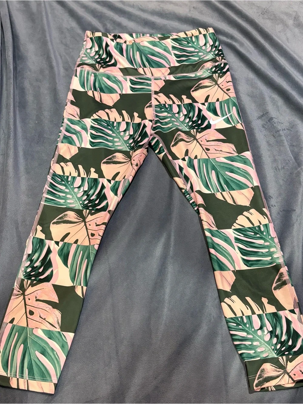 Women’s Dri-FIT cropped leggings. Pink green botanical print